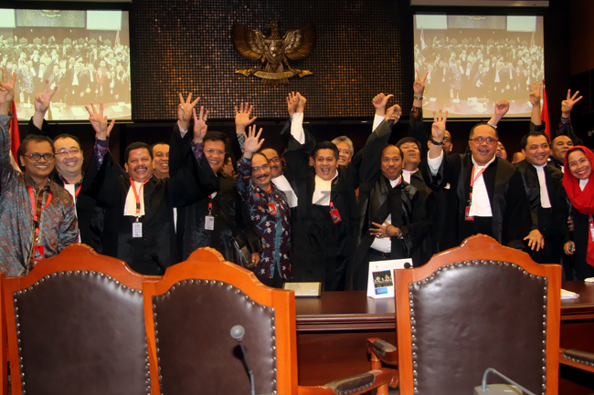 Ekspresi kemenangan tim kuasa hukum Jokowi-JK usai pembacaan putusan PHPU, Kamis malam (21/8). Foto: RES
