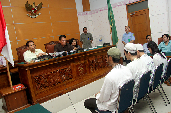 Empat terdakwa kasus penganiayaan siswa SMAN 3 Jakarta saat mendengar vonis hakim, Selasa (26/8).