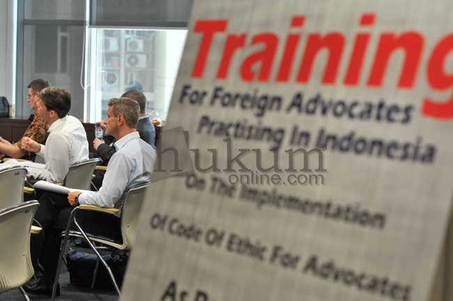 Sejumlah advokat asing saat mengikuti PKAA, Senin (25/8). Foto: RES