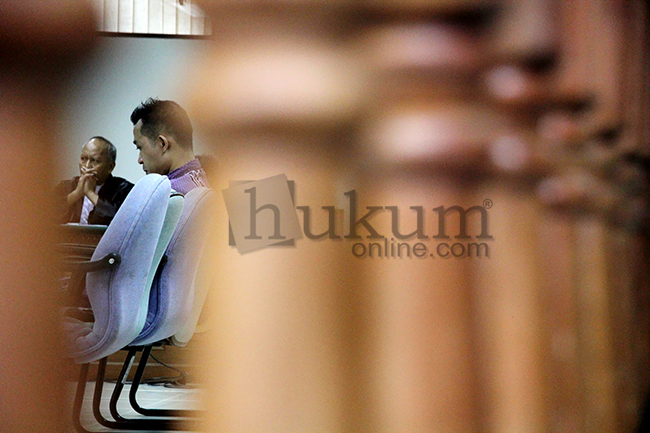 Hendra Saputra menyimak pembacaan vonis majelis hakim Pengadilan Tipikor Jakarta, Rabu (27/8). Foto: RES