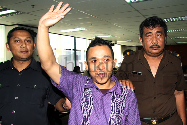 Hendra Saputra (tengah) usai sidang vonis di Pengadilan Tipikor Jakarta, Rabu (27/8). Foto: RES