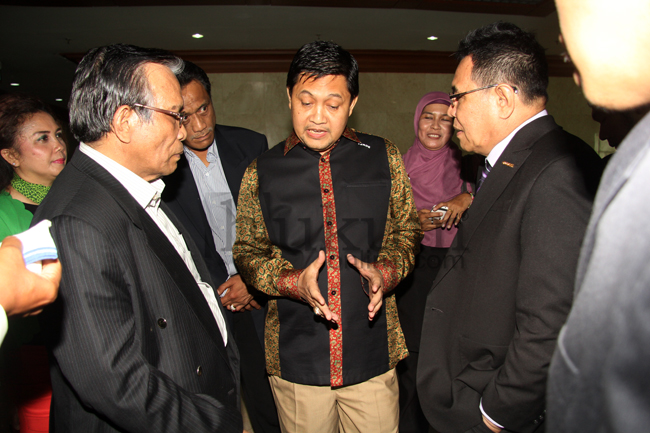 Pimpinan Panja RUU Advokat, Ahmad Yani (tengah) sedang berdialog dengan sejumlah pengurus PERADI, Kamis (4/9). Foto: RES 