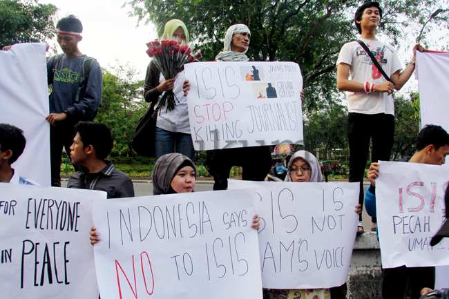 Elemen masyarakat menggelar aksi damai mengecam kelompok militan Negara Islam Irak dan Suriah atau ISIS di Bundaran HI, Jakarta. Foto: RES 