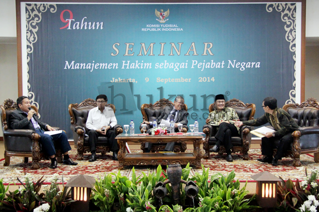 Kiri-Kanan: Taufiqurrahman Syahuri (Komisioner KY), Deddy S. Bratakusumah (Staf Ahli Menpan), Suwardi (Wakil Ketua MA) dan Jimly Asshiddiqie (eks Ketua MK) dalam acara seminar 