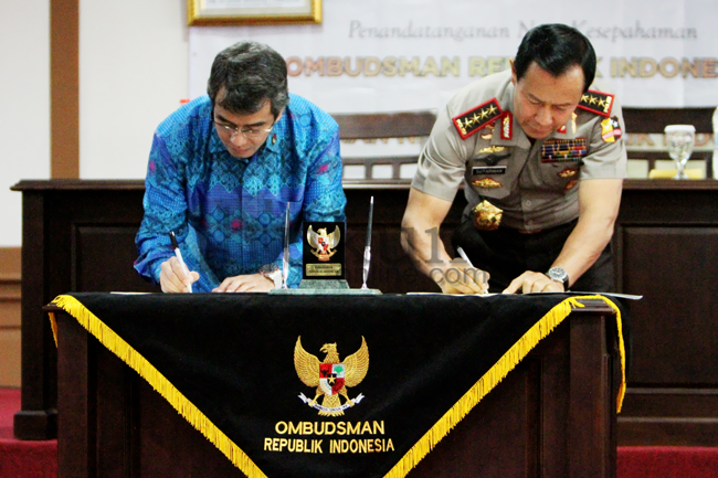 Ketua Ombudsman Danang Girindrawardana dan Kapolri Jenderal Pol Sutarman menandatangani nota kesepahaman di Gedung Ombudsman, Jakarta, Selasa (9/9). 