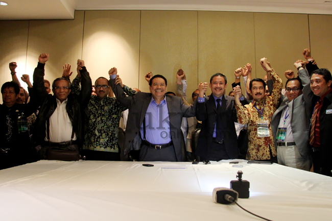 Ketua Umum DPN PERADI Otto Hasibuan bersama sejumlah advokat dari tujuh organisasi advokat pendiri PERADI di Jakarta, Rabu (10/9). Foto: RES.