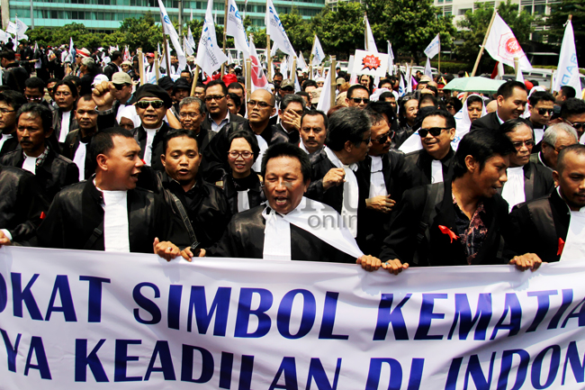 Aksi demonstrasi menolak RUU Advokat di Jakarta, Kamis (11/9). Foto: RES