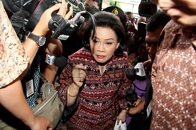 Triesnawati, istri Jero Wacik, saat menjalani pemeriksaan di kantor Komisi Pemberantasan Korupsi, Jakarta Selatan, Selasa (16/9). Foto: RES. 