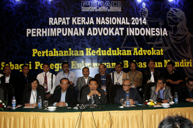 Jajaran pengurus PERADI tingkat nasional dan daerah saat konferensi pers sebelum rakernas di Jakarta, Selasa (23/9). Foto: RES