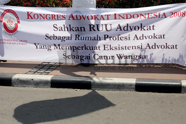 Spanduk KAI mendukung pengesahan RUU Advokat dalam aksi demo beberapa hari lalu di Jakarta. Foto: RES