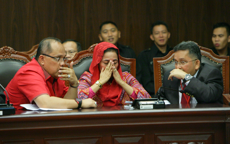 Pemohon Prinsipal (Ki-Ka) Junimart Girsang, Dwi Ria Latifa dan Trimedya Panjaitan saat mendengarkan amar putusan Pengujian UU MD3, Senin (29/9). Foto: Humas MK