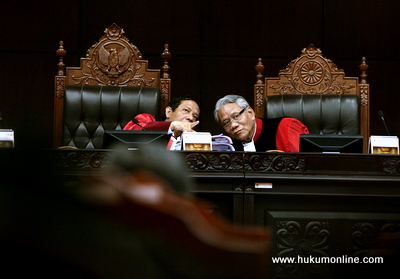 Hakim konstitusi MK, Harjono (kanan) saat masih menjadi hakim MK. Foto: SGP