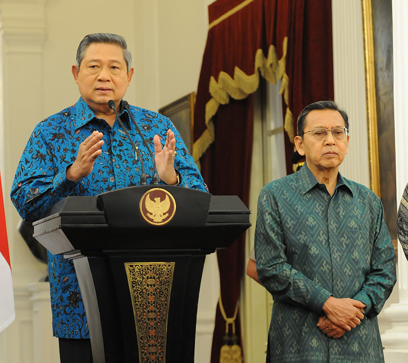 Presiden SBY didampingi Wapres Boediono menyampaikan keterangan pers terkait perppu pilkada, Kamis (3/10). Foto: www.setkab.go.id