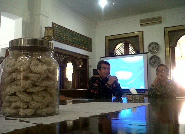 Ketua Ombudsman RI Danang Girindrawardana (kiri) dan Wali Kota Bandung Ridwan Kamil (kanan), Jumat (3/10). Foto: RZK