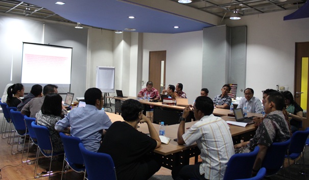 Suasana presentasi hasil penelitian Bayu Dwi Anggono, Peneliti Pusat Kajian Konstitusi FH Universitas Jember di kantor PSHK, Selasa (7/10). Foto: www.pshk.or.id