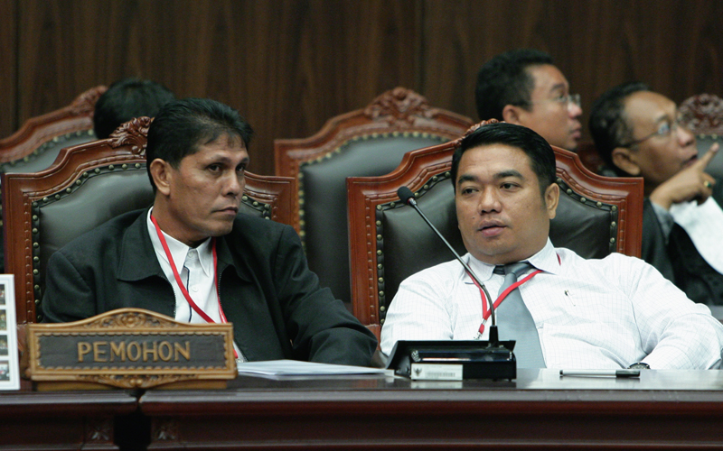 Pemohon Prinsipal Nofrialdi (kiri) hadir dalam sidang putusan Pengujian UU Perseroan Terbatas, Kamis (9/10). Foto: Humas MK