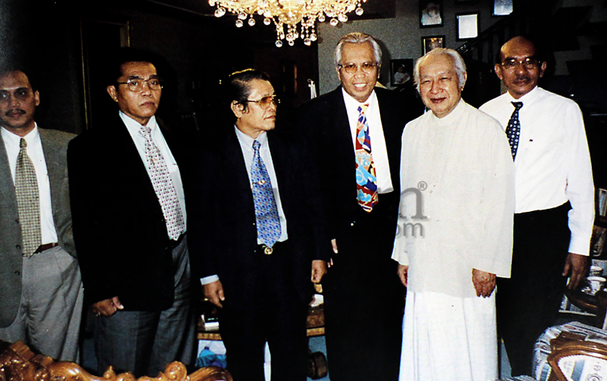 (alm) Soeharto (kedua dari kanan), salah satu presiden yang menunjuk tim pengacara untuk menghadapi masalah hukum. Foto: Repro buku 