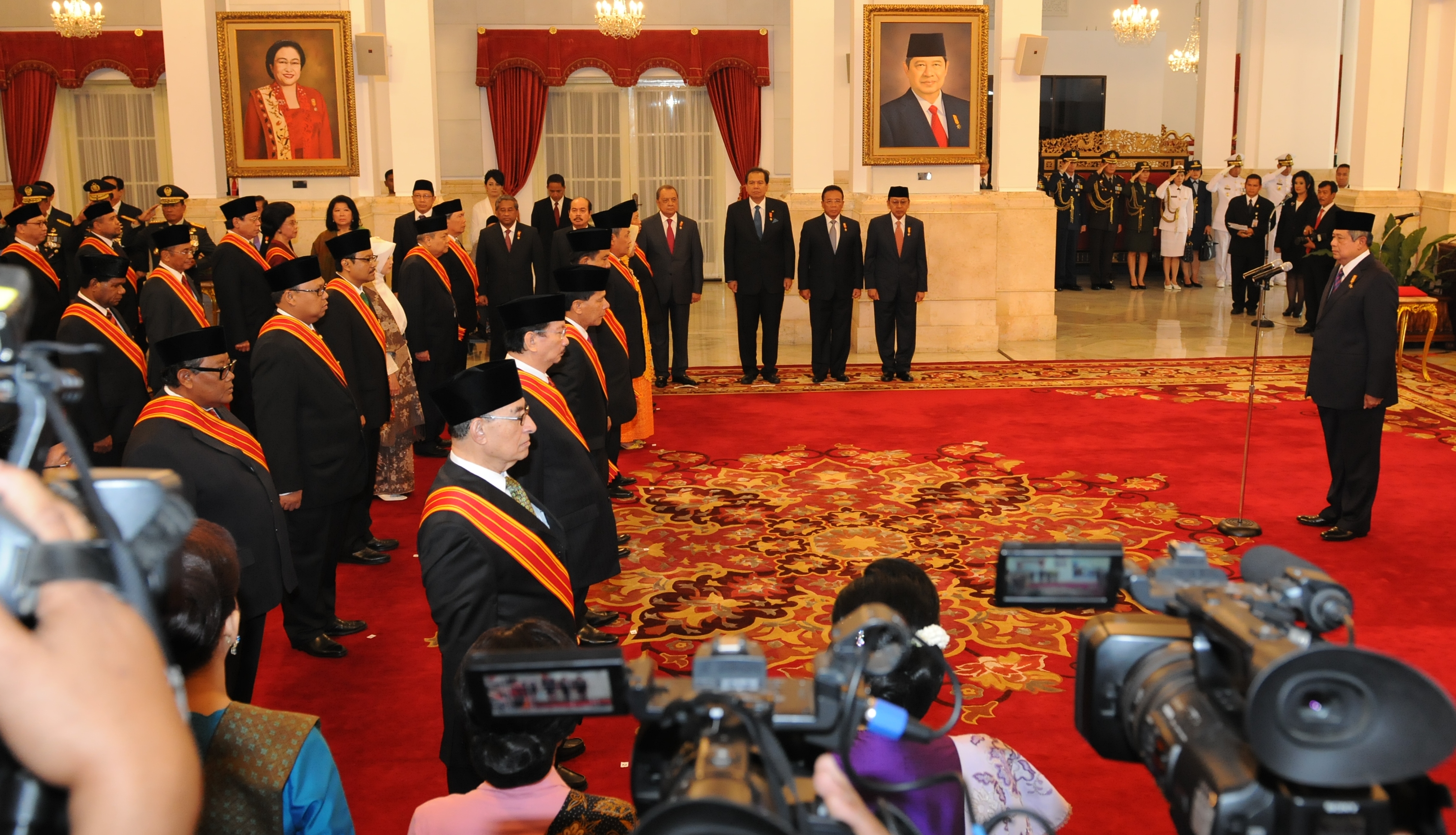 Penganugerahan Tanda Kehormatan Tertinggi RI, di Istana Negara, Jakarta, Senin (13/10). Foto: www.setkab.go.id