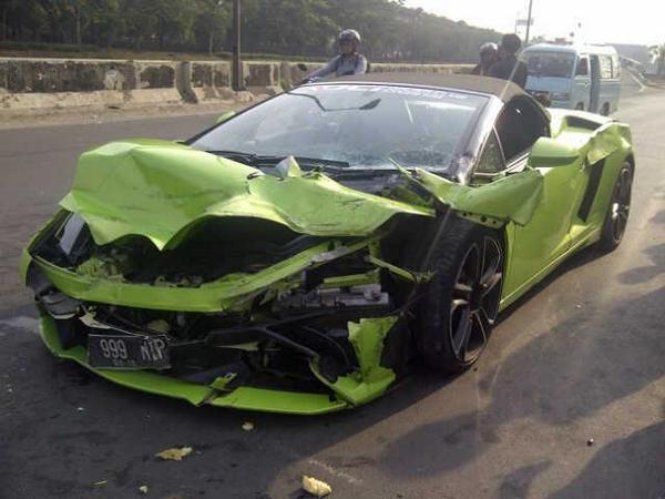 Mobil Lamborghini milik Hotman Paris yang mengalami kecelakaan. Foto: akun twitter @TMCPoldaMetro