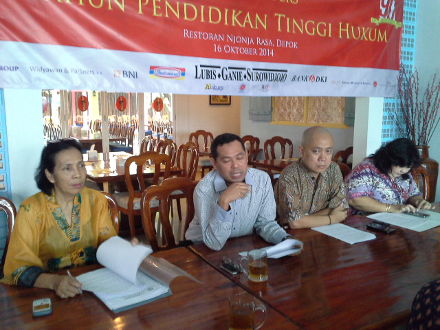 Dekan FHUI Topo Santoso (kedua dari kiri) saat menyampaikan keterangan pers seputar acara peringatan 90 Tahun Perguruan Tinggi Hukum, Rabu (16/10). Foto: CR-17