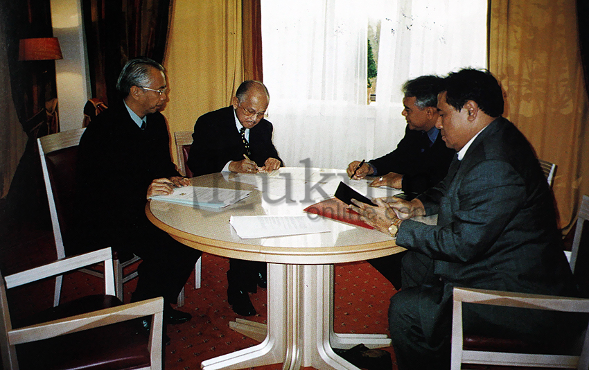 Kiri ke kanan: OC Kaligis, BJ Habibie, Yan Juanda, dan Muladi. Foto: Repro buku 