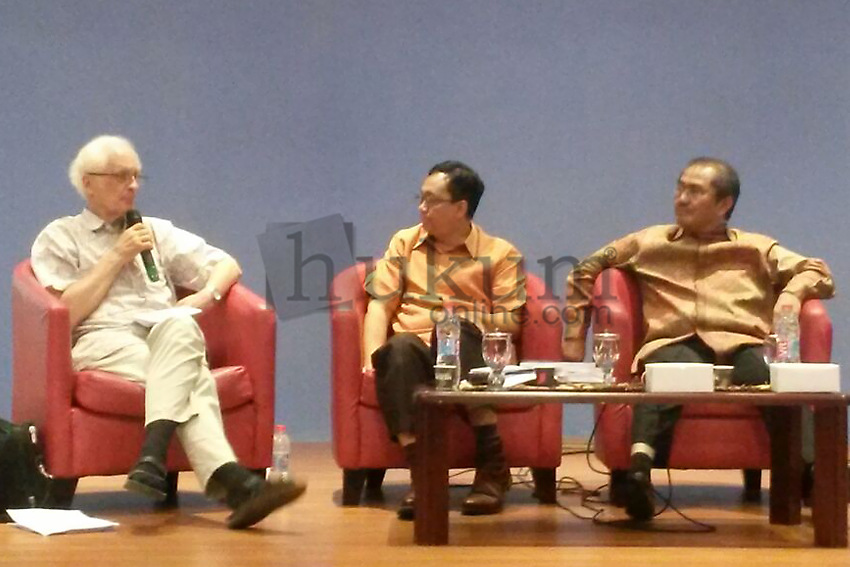 Kiri ke kanan: Prof Frans Magnis Suseno, Hamid Chalid, dan Prof Jimly Asshiddiqie dalam acara seminar 