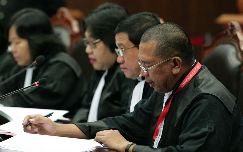 Kuasa Hukum Pemohon saat menyampaikan dalil-dalil permohonan  Pengujian UU Minerba, Kamis (23/10). Foto: Humas MK
