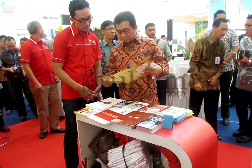 Ketua DK OJK, Muliaman D Hadad (kanan) dalam acara Waspada Investasi di Palembang, Sumatera Selatan. Foto: FAT