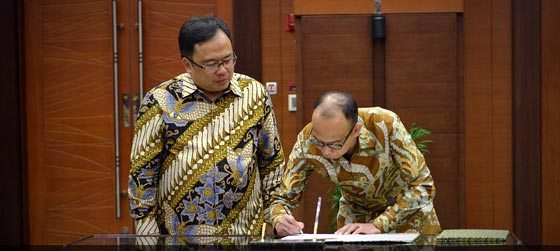 Bambang Brodjonegoro (kiri) dan Chatib Basri (kanan) dalam acara serah terima jabatan Menteri Keuangan, Senin (27/10). Foto: Humas Kemenkeu 