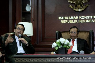 Mantan Hakim MK, Achmad Sodiki (kiri). Foto: SGP