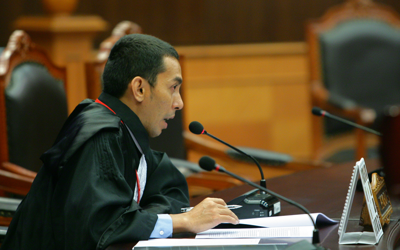 Pemohon, Ismet saat menyampaikan pokok-pokok permohonan dalam sidang Pengujian UU Advokat, Senin (3/11). Foto: Humas MK