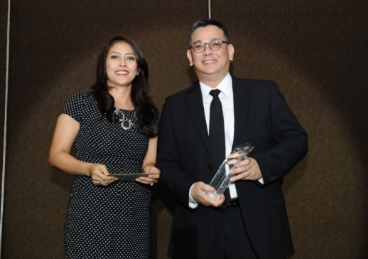 Chadri Jurnalis, Partner HPRP Lawyers (kanan), sesaat setelah  menerima penghargaan â€œIslamic Finance Law Firm of the Yearâ€ dalam Indonesia Law Award 2014. Foto: HPRP