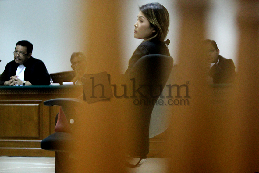 Artha Meris saat menjalani sidang pembacaan tuntutan di Pengadilan Tipikor Jakarta, Kamis (6/11). Foto: RES