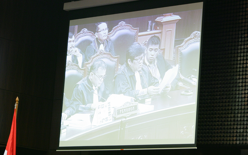 Pemohon Prinsipal yang diwakili kuasanya oleh Tommy Sihotang (tengah) saat menyampaikan dalil-dalil permohonan dalam sidang pengujian KUHAP, Selasa (11/11). Foto: Humas MK