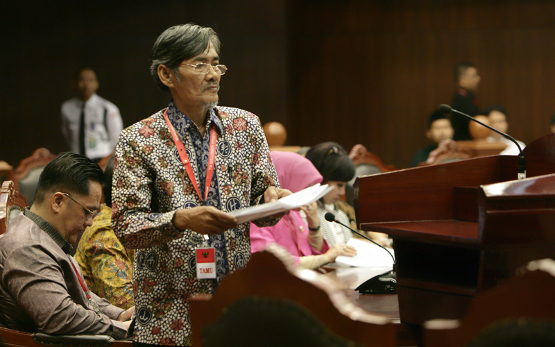 Pihak Terkait dari Ikatan Notaris Indonesia (INI), Miftachul Machsun saat menyampaikan tanggapan atas permohonan pengujian UU Jabatan Notaris, Kamis (13/11). Foto: Humas MK
