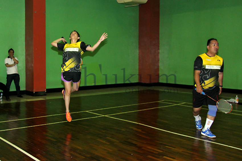 Gabriella Maria Clara Ticoalu (kiri), pemain bulu tangkis PERADI melakukan jumping smash saat menghadapi The Malaysian Bar, Jumat (14/11). Foto: RES