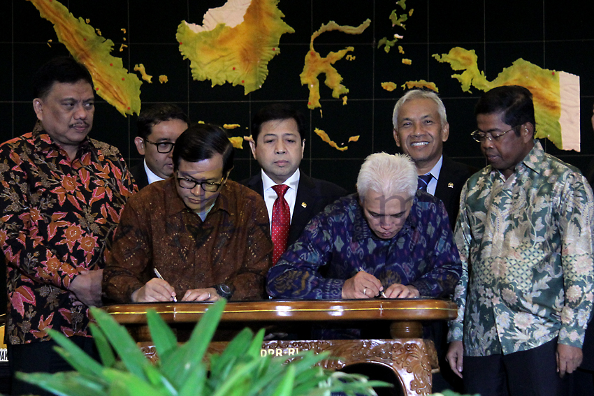 Perwakilan Koalisi Indonesia Hebat, Pramono Anung dan Perwakilan Koalisi Merah Putih, Hatta Radjasa menandatangani kesepakatan damai, Senin (17/11). Foto: RES