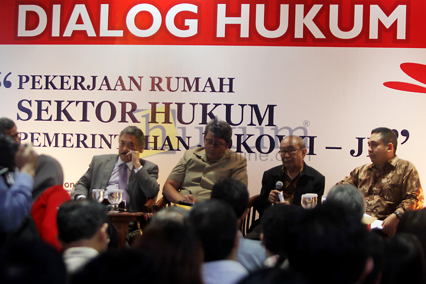 Kiri ke kanan: Gayus Lumbuun (hakim agung), Arminsyah (Jamintel), JE Sahetapy (Ketua KHN), dan Eryanto Nugroho (Direktur Eksekutif PSHK) dalam acara Dialog Hukum 