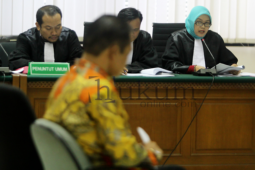 Penuntut umum KPK saat membacakan dakwaan terhadap Muhtar Ependy di Pengadilan Tipikor Jakarta, Kamis (20/11). Foto: RES.