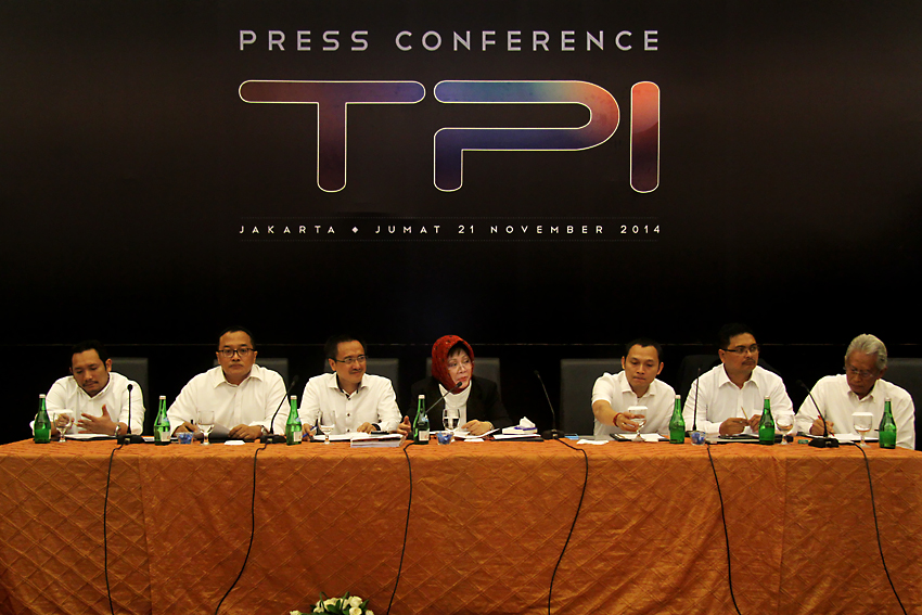 Siti Hardiyanti Rukmana (tengah) didampingi kuasa hukum saat konferensi pers terkait kasus sengketa kepemilikan TPI, Jumat (21/11). Foto: RES 