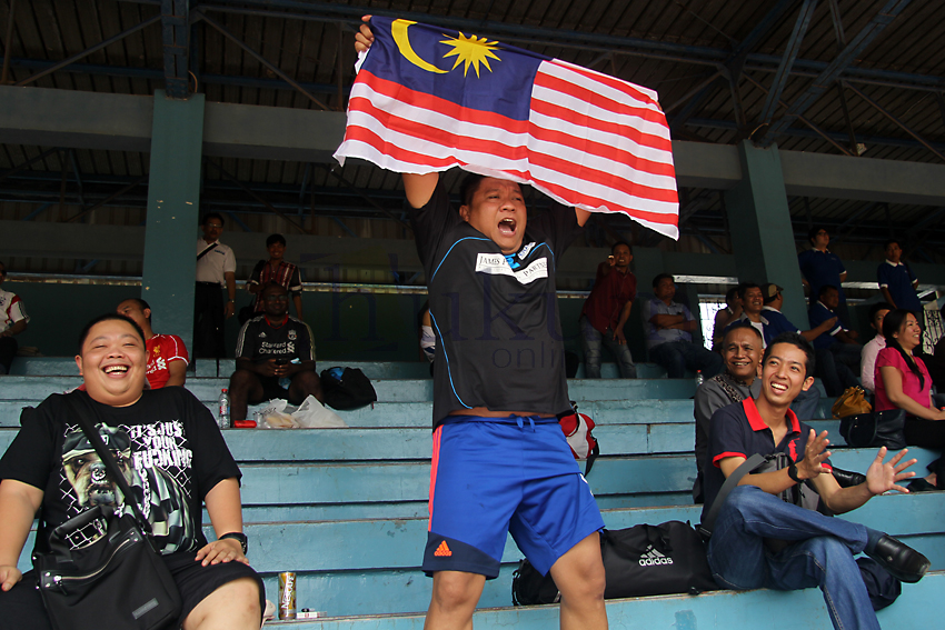 Ozhak Emanuel Sihotang sedang mengibaskan bendera Malaysia dalam acara friendly match antara PERADI vs The Malaysian Bar, 14 November 2014 lalu. Foto: RES