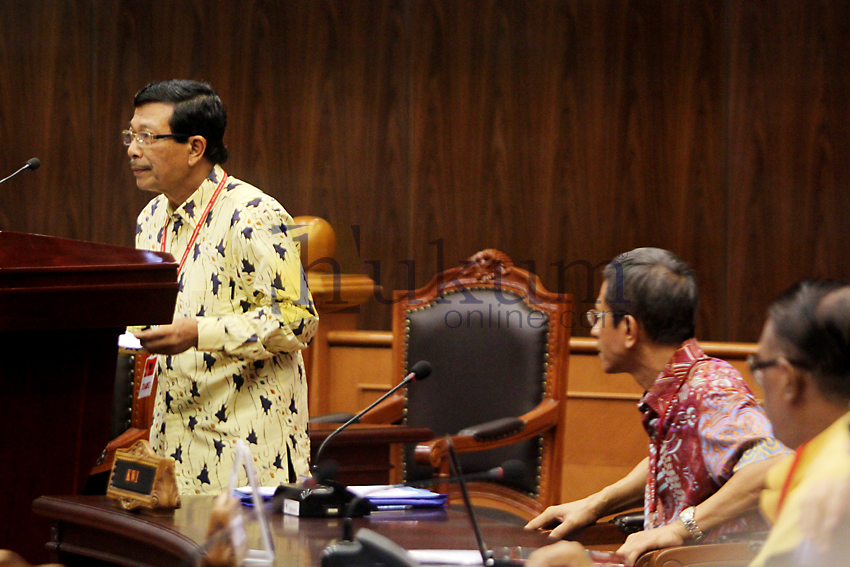 Perwakilan dari Parisada Hindu Dharma Indonesia (PHDI), I Nengah Dana saat memberikan keterangan di ruang sidang MK, Senin (24/11). Foto: RES 