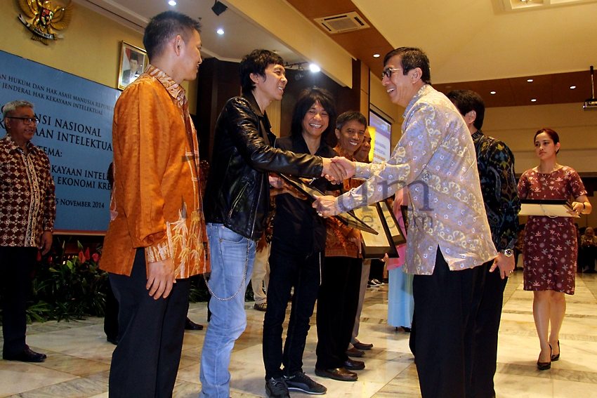 Personel Slank Bimbim dan Abdee saat menerima penghargaan dalam acara Konvensi Nasional HKI, Jakarta, Selasa (25/11). Foto: RES