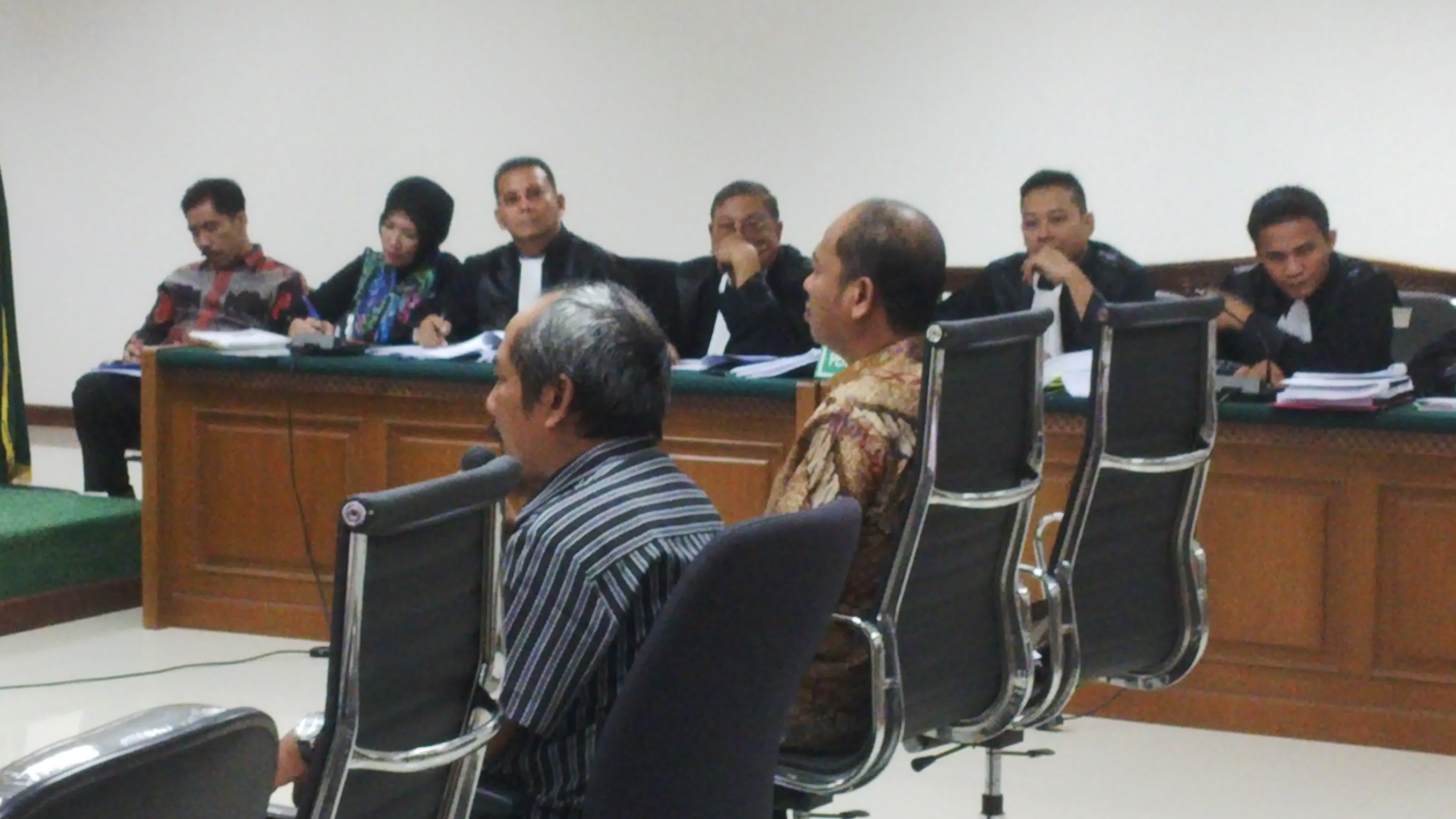 Kamarussalam alias Polo (baju biru bergaris) saat memberikan keterangan dalam sidang perkara korupsi Wali kota Palembang Romi Herton dan istrinya, Masyito di Pengadilan Tipikor Jakarta, Kamis (27/11). Foto: NOV