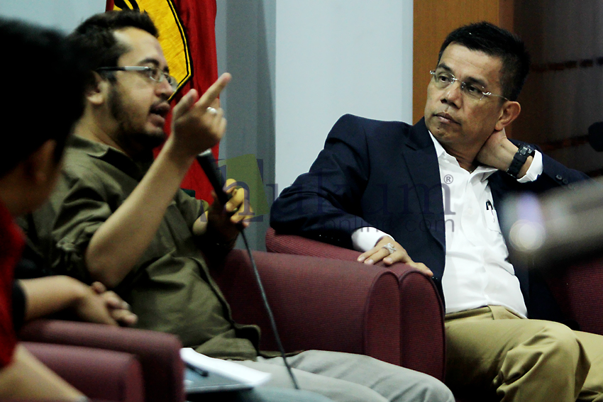 Hinca Panjaitan (kanan) dalam acara seminar Hukum Olahraga di kampus Fakultas Hukum Universitas Padjajaran (FH Unpad), Bandung, Jumat (28/11). Foto: ALI