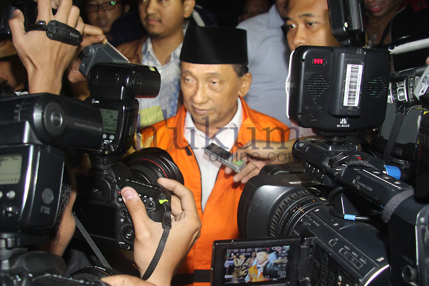 Ketua DPRD Bangkalan Fuad Amin Imron usai menjalani pemeriksaan di KPK, Selasa malam (3/12). Foto: RES
