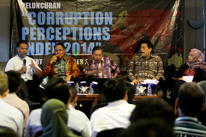 Sejumlah tokoh hadiri peluncuran CPI 2014 di Jakarta, Rabu (3/12). Dari kiri ke kanan Wakil Ketua KPK Bambang Widjojanto, Sekda Kaltim Rusmadi, Komisioner ORI Budi Santoso, Wakil Kepala PPATK Agus Santoso, dan Diani Sadiawati (Bappenas). Foto: RES