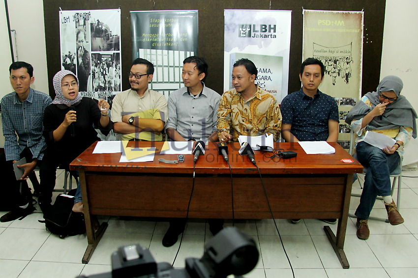 Sejumlah aktivis HAM tergabung dalam KASUM memberikan keterangan pers tentang somasi terhadap pemerintah terkait pembebasan bersyarat Pollycarpus. Foto: RES