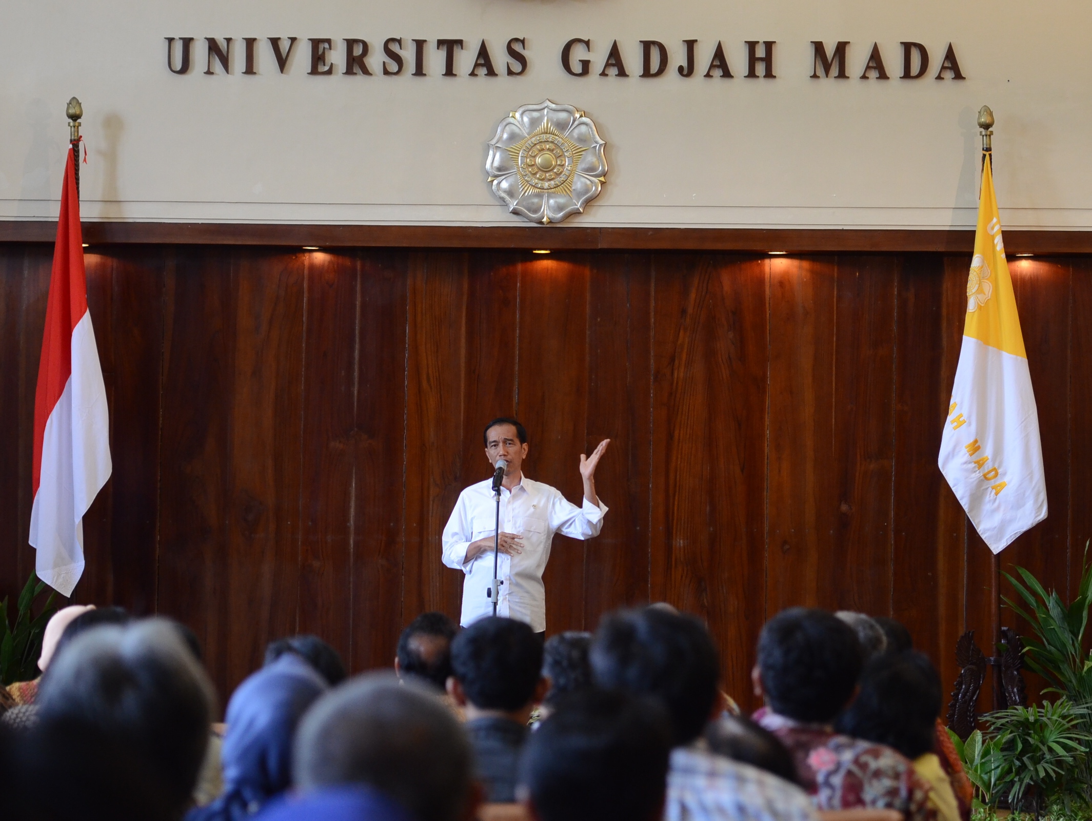 Presiden Jokowi memberikan kuliah umum di Kampus UGM, Selasa (9/12). Foto: Setkab RI