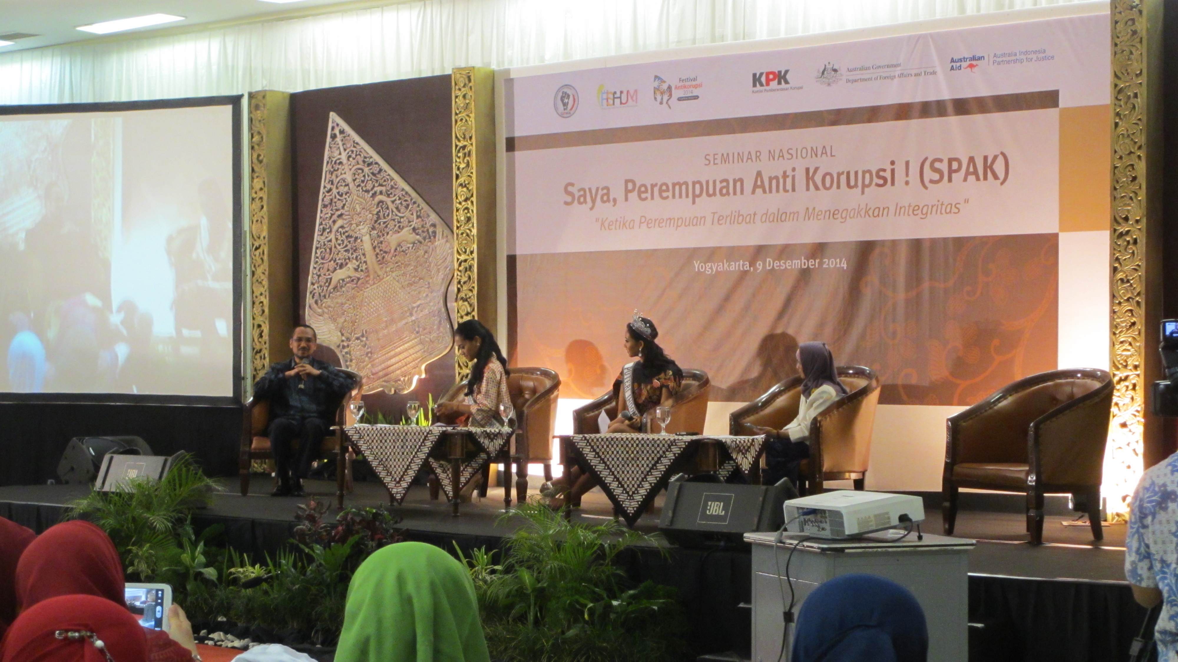 Ketua KPK Abraham Samad (paling kiri) dalam seminar Festival Antikorupsi 2014, Yogyakarta, Selasa (9/12). Foto: RZK